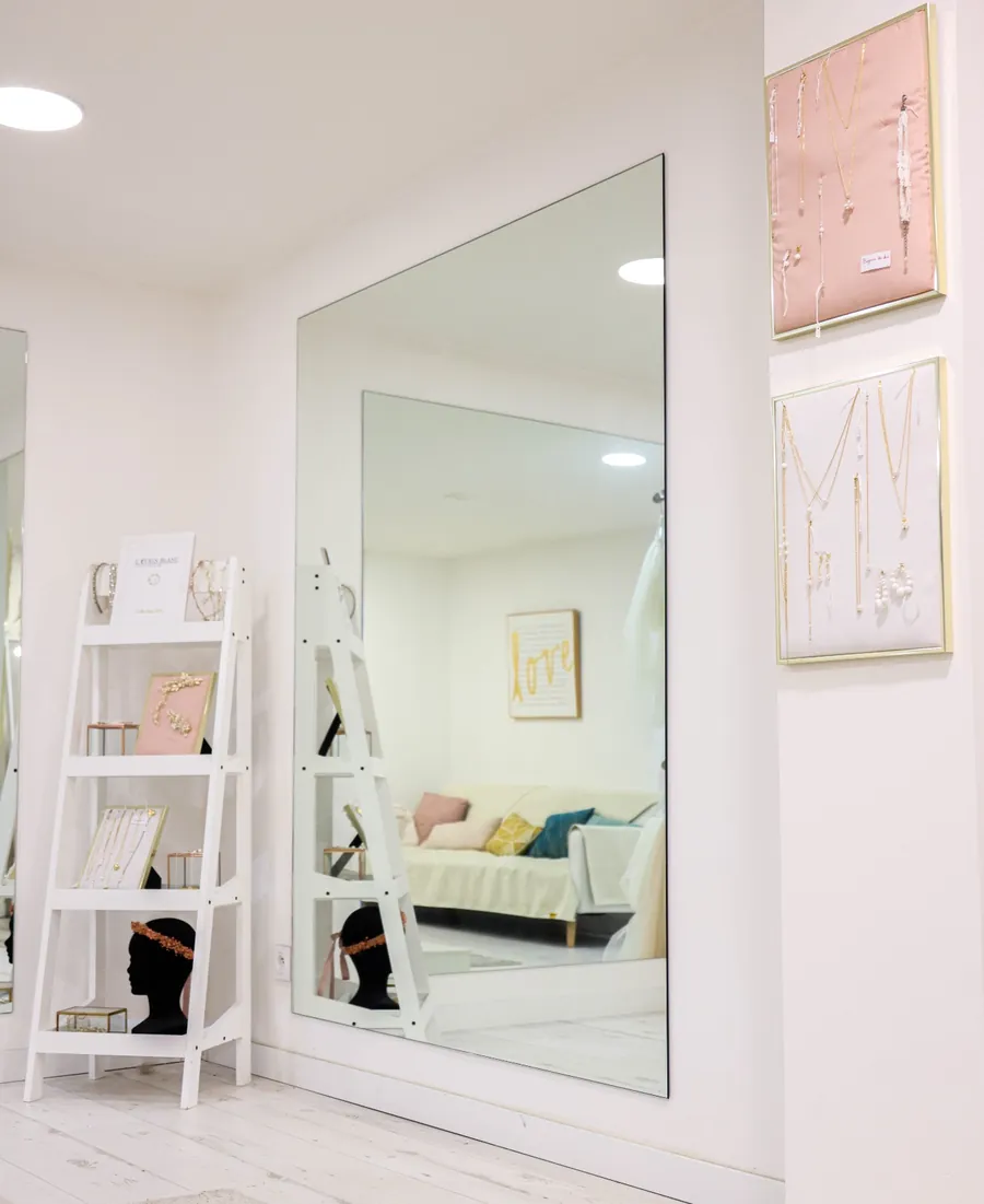 L’étagère des accessoires près du miroir