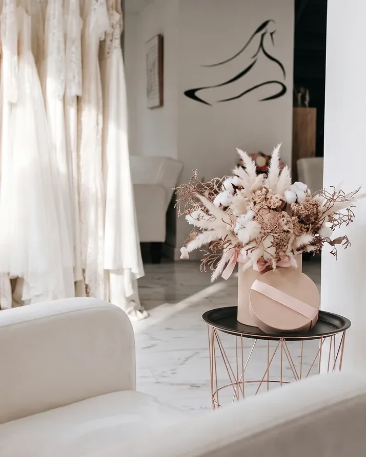 Les fauteuils du salon, le portant des robes et la silhouette peinte sur le mur